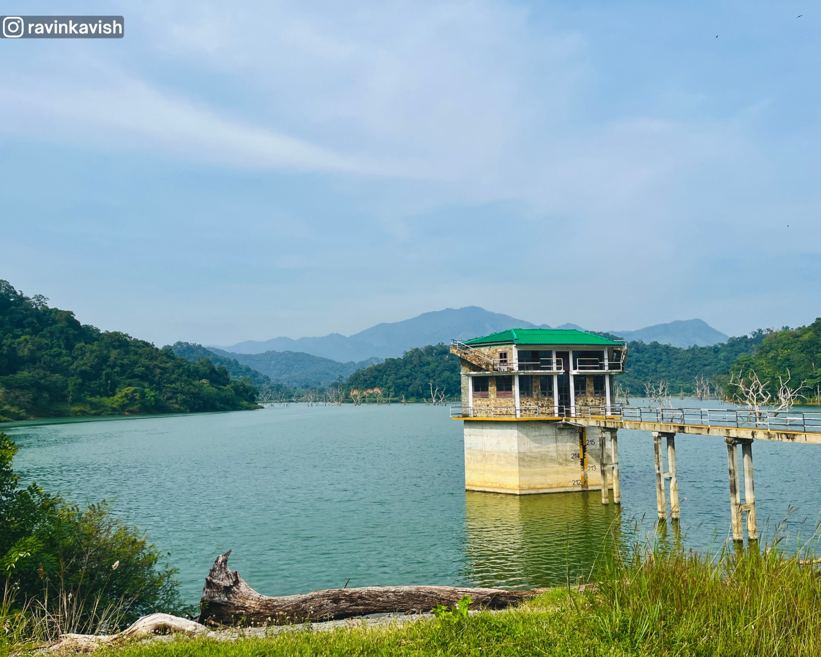 Left-side view of the observation hut in Alikota Ara Reservoir in Ella with calm waters and surrounding hills showcasing Sri Lankas scenic landscapes