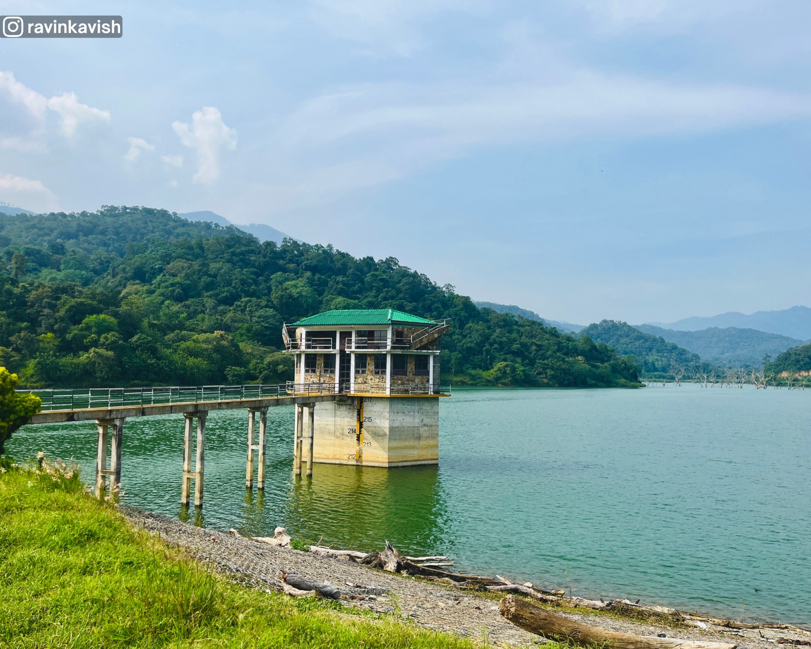 Right-side view of the observation hut in Alikota Ara Reservoir in Ella with calm waters and surrounding hills showcasing Sri Lankas scenic landscapes