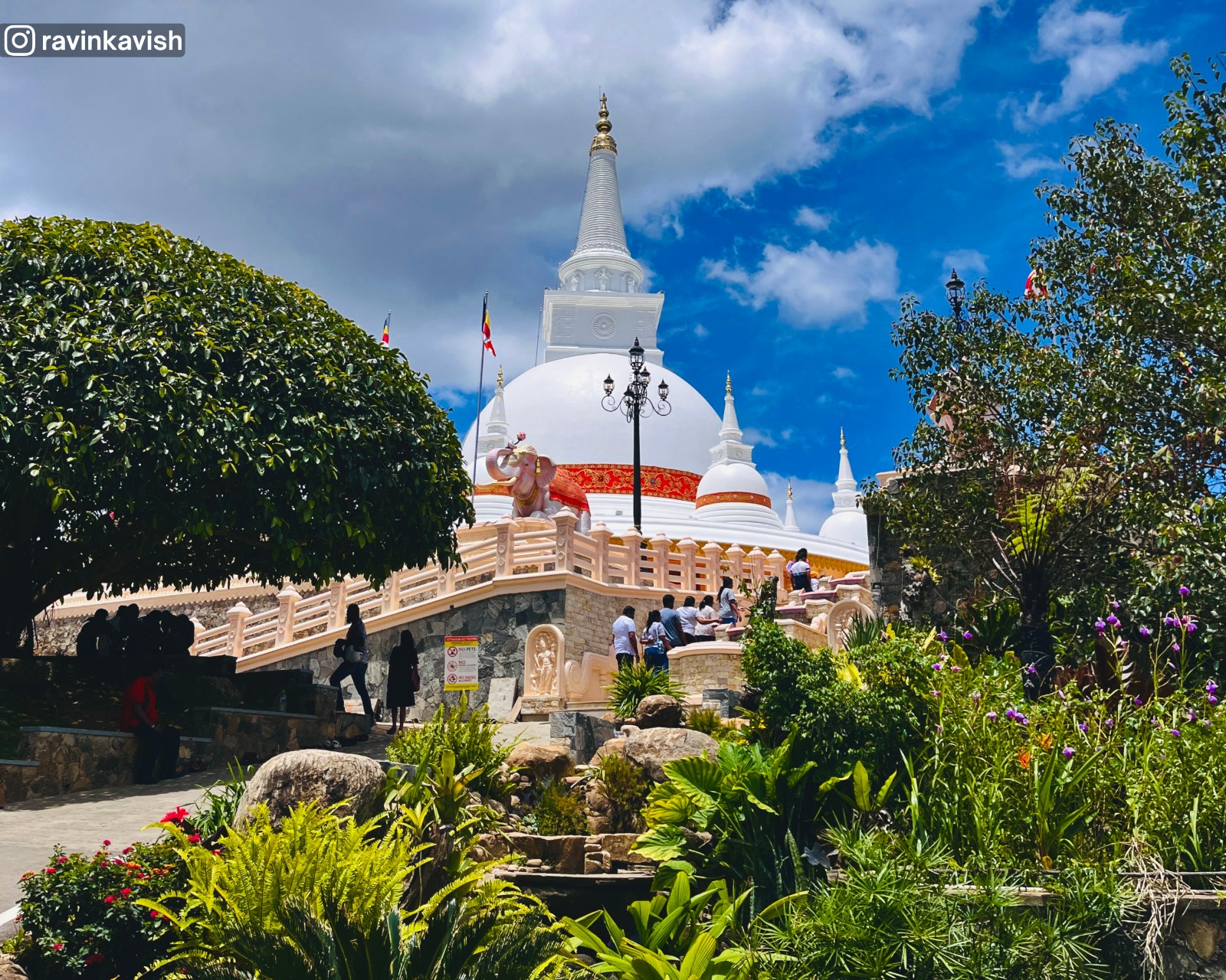 Sri Sathbudu Maha Seya at Mahamuwana Monastery, with the garden area leading up to the courtyard and entrance