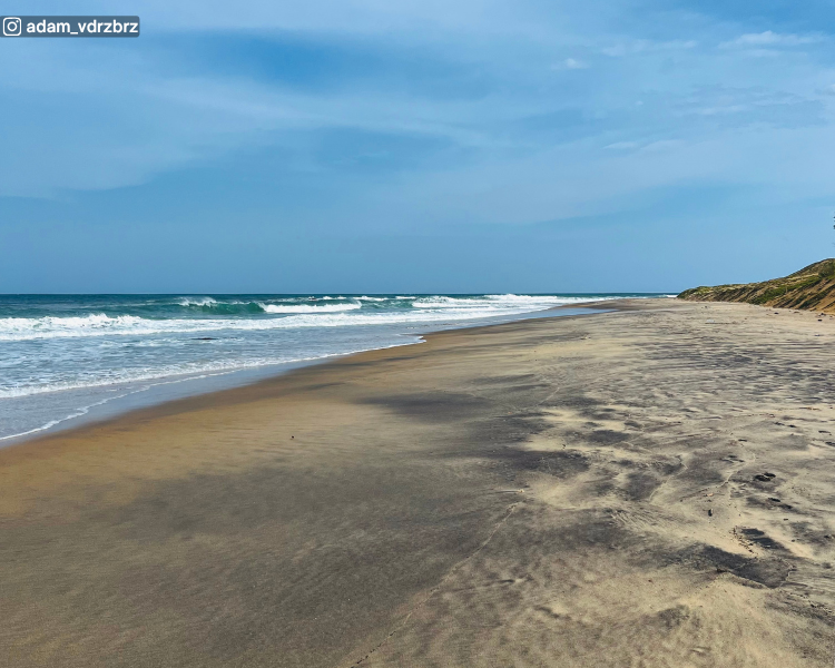 Shoreline and sea view at Pasarichenai Beach near Arugam Bay on Sri Lanka’s east coast