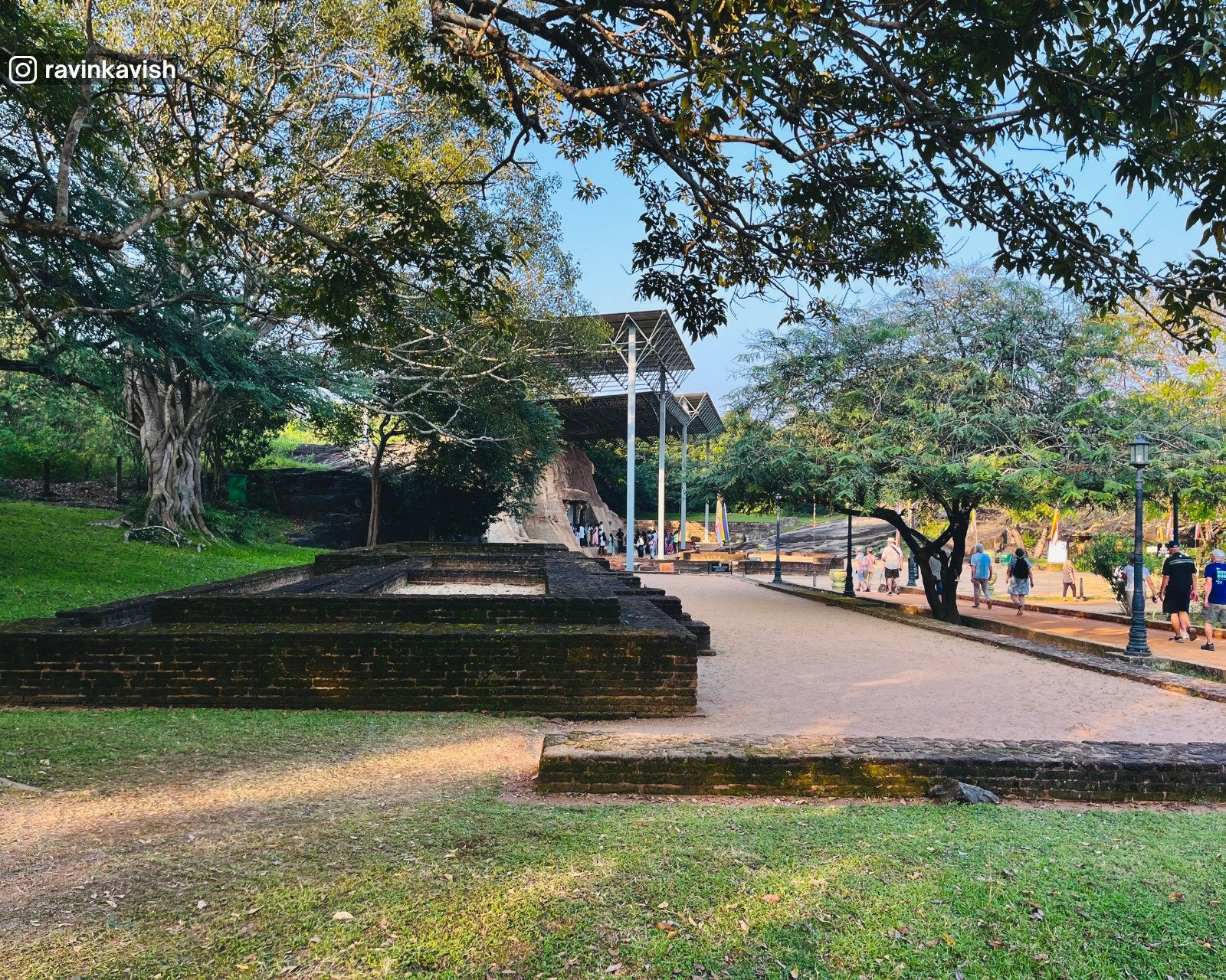 Nature and ruins around Gal Viharaya