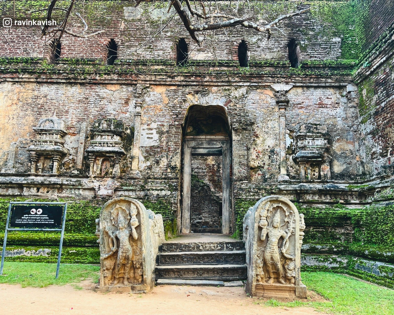 Second entrance ofLankathilaka Temple at Alahana Pirivena in Polonnaruwa