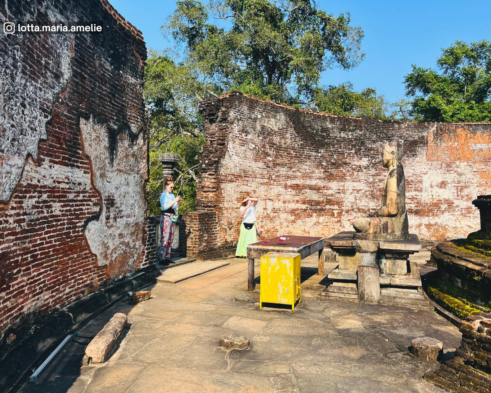 Interior view of Polonnaruwa Vatadage featuring concentric stone pillars, seated Buddha statues facing four directions, and central stupa in a symmetrical circular layout