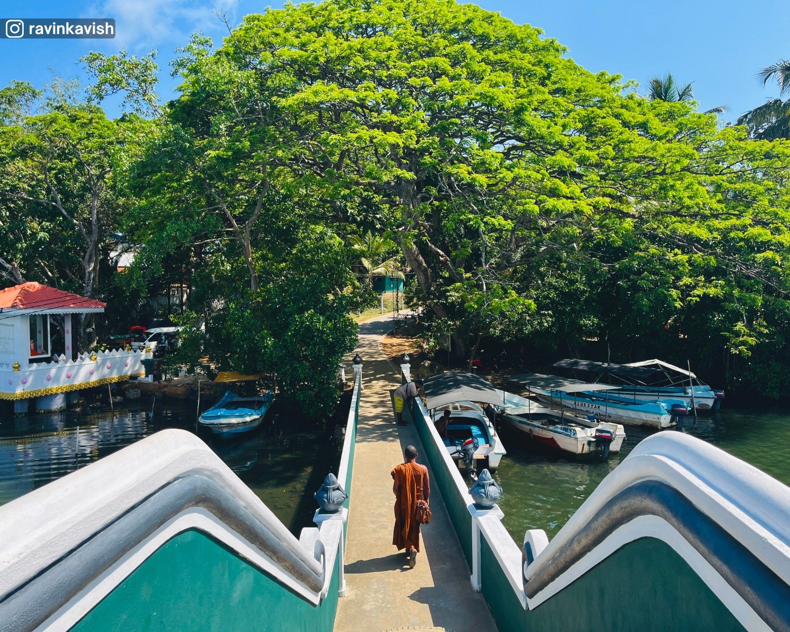 Thalathuduwa Buddhist Monastery bridge