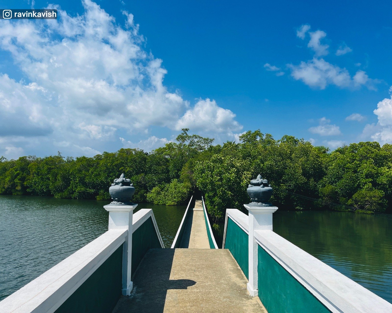 Thalathuduwa Buddhist Monastery bridge