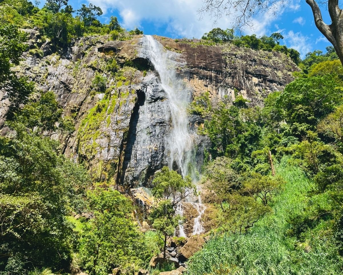 Main cascade of Diyaluma Falls plunging down the cliff