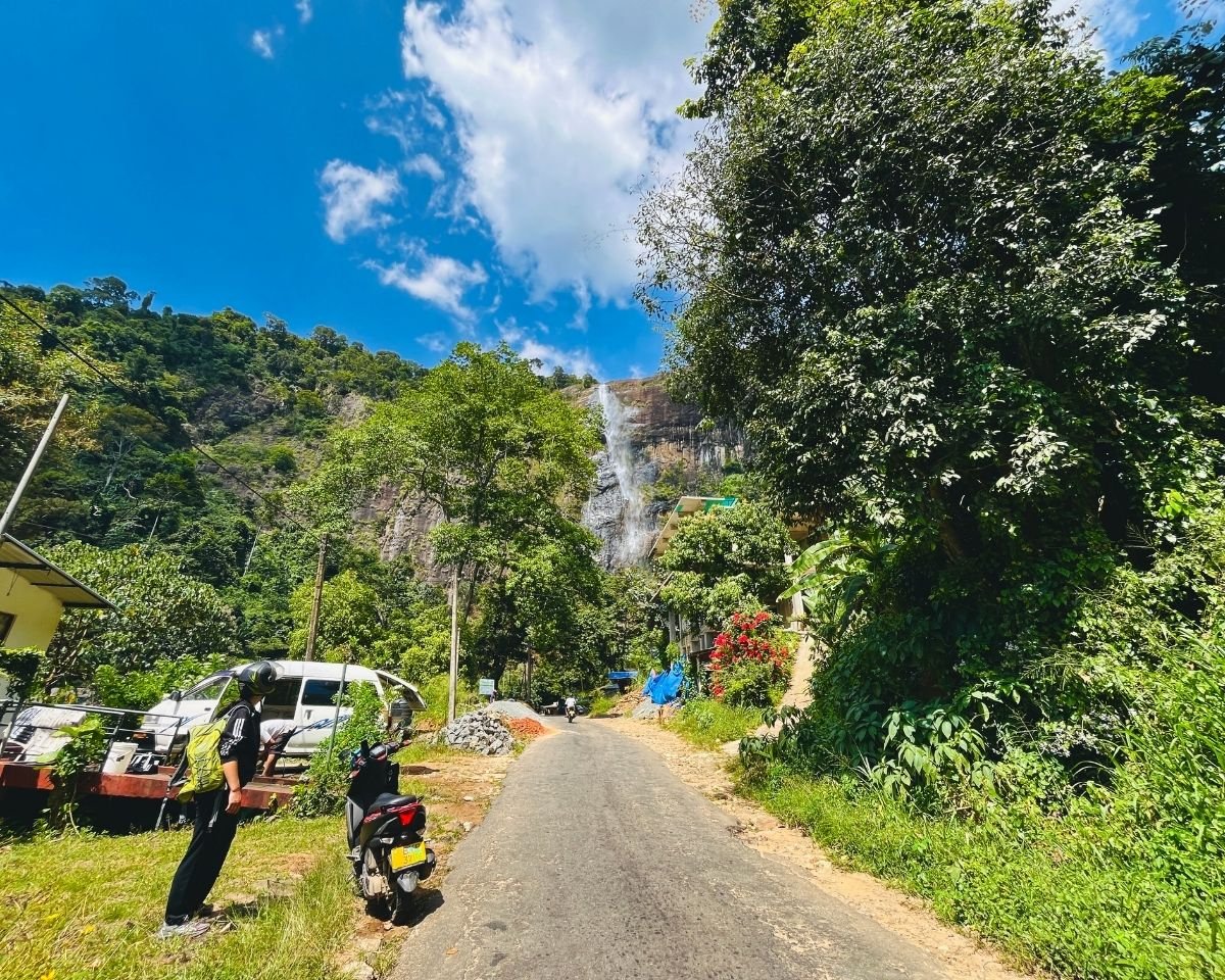 Road winding past Diyaluma Falls