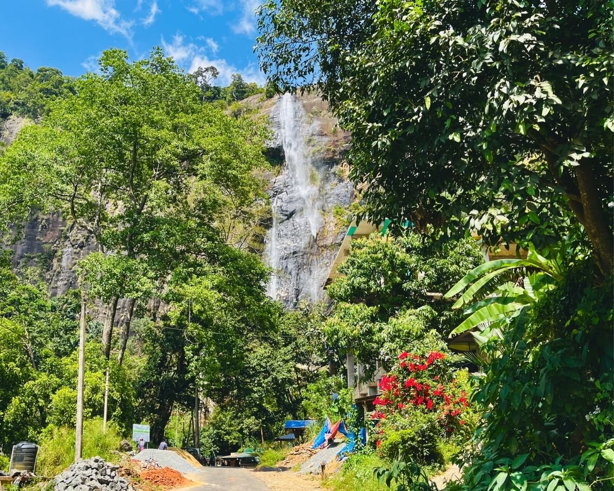 Diyaluma Falls towering above the roadside