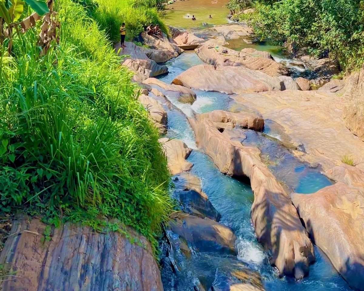 Kithal Ella stream flowing beneath the trailhead footbridge