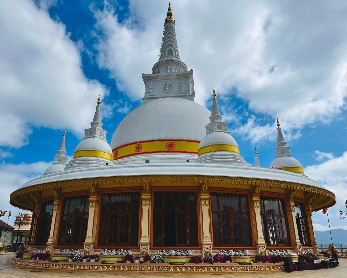 Sri Satbudu Maha Seya rising above the monastery grounds