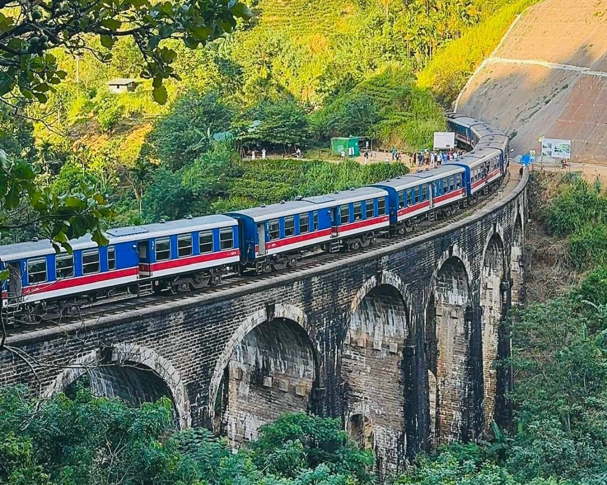 Blue train crossing Nine Arch Bridge in Ella