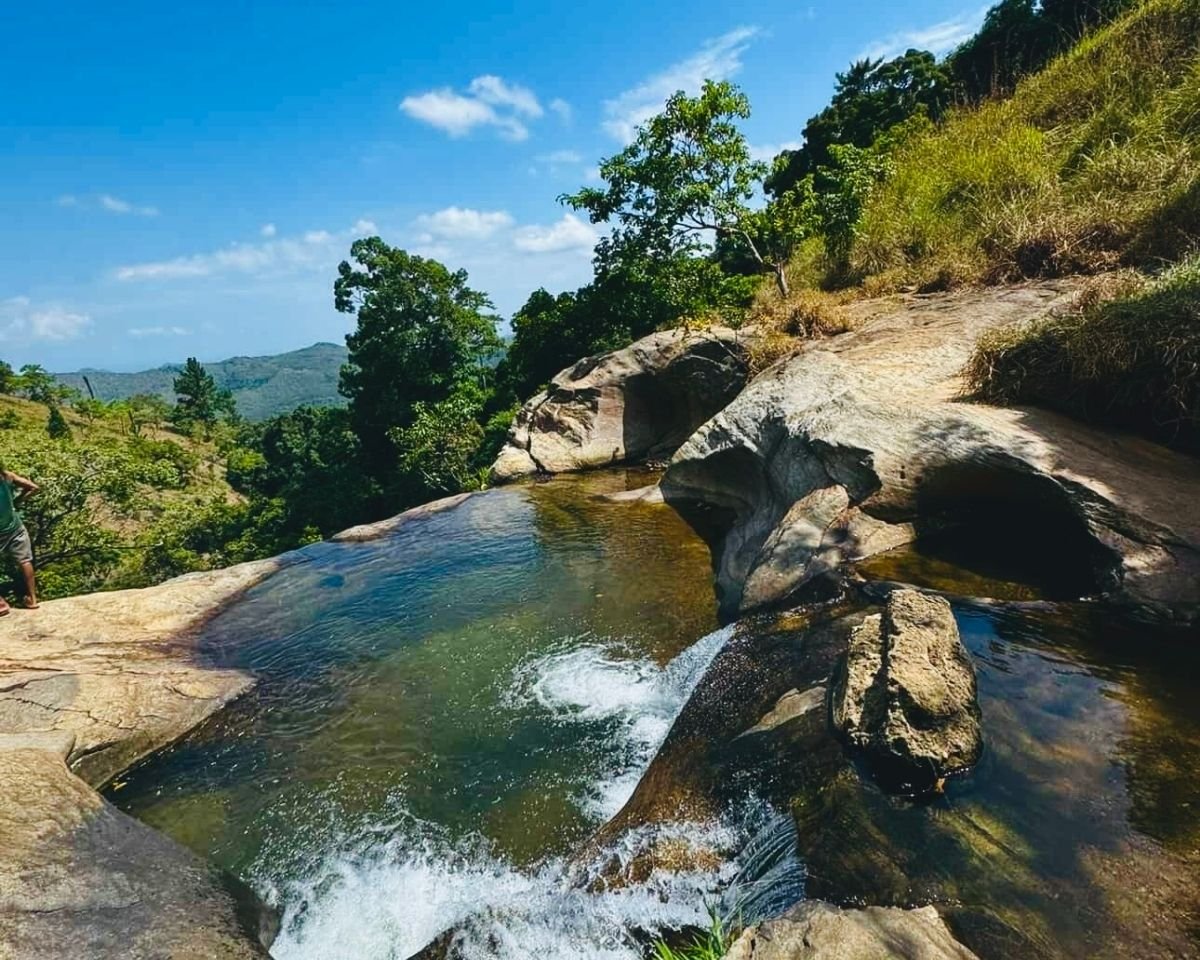 Rock pools near the top of Diyaluma Falls